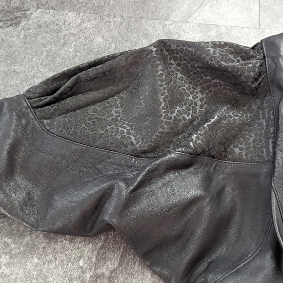 Vintage 80s soft black leather jacket with shoulder pads and leopard det… - Picture 13 of 14